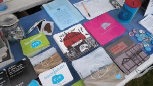 Informationsmaterial am habiTAT-Tisch am Volksstimmefest
